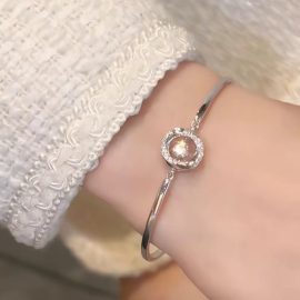Möbius Heart-Shaped Bracelet