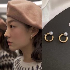 A pair of C-shaped pearl earrings that can be worn in two ways