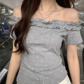 Off-shoulder polka dot short-sleeved T-shirt