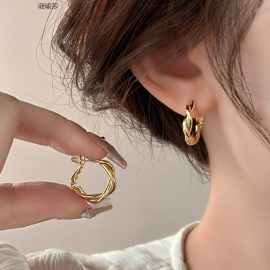 Simple and delicate bow earrings