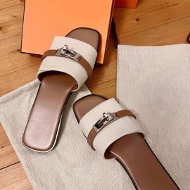 Trendy women's flip-flops with small buckles