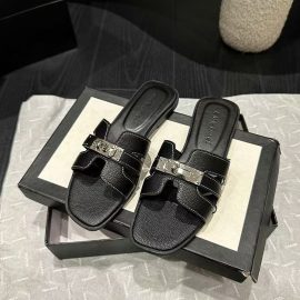 Niche metal buckle slippers